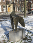 905773 Afbeelding het bronzen beeldhouwwerk 'Opwaartse vlucht' van Theresia van der Pant (1924-2013) in winterse sfeer, ...